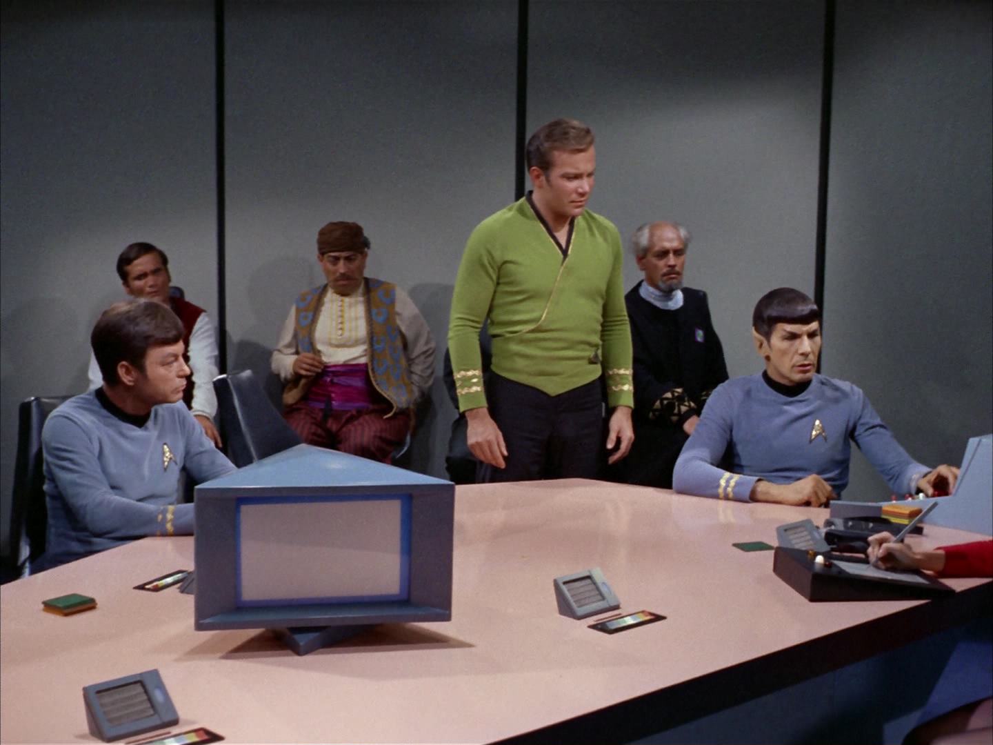 ariane179254_StarTrek_2x14_WolfInTheFold_2360.jpg