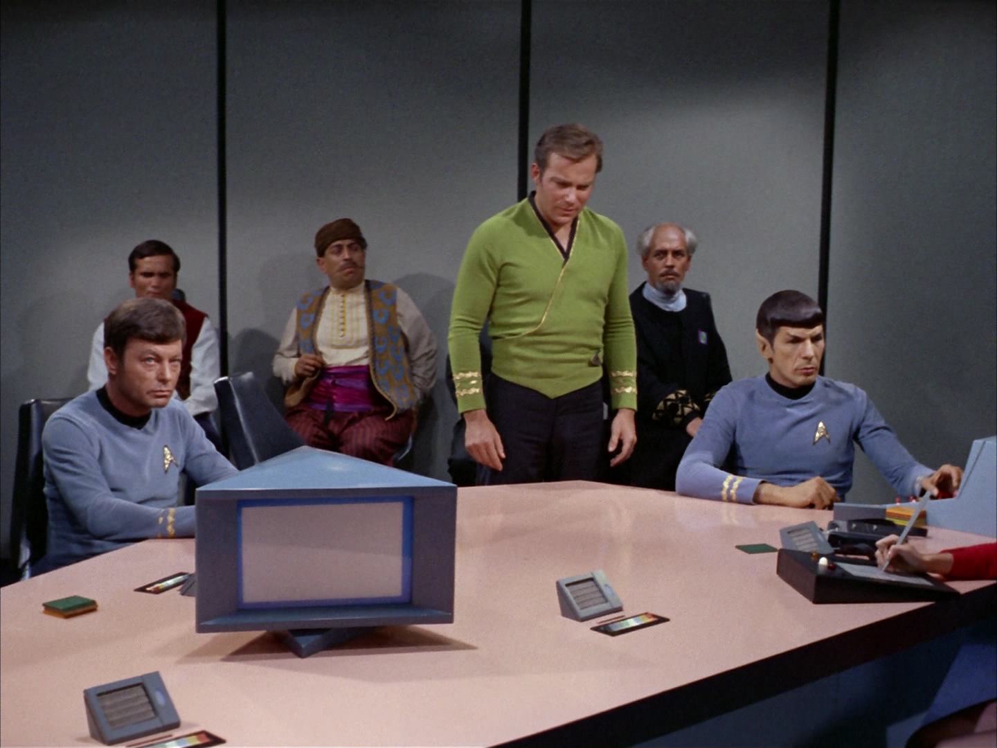 ariane179254_StarTrek_2x14_WolfInTheFold_2368.jpg