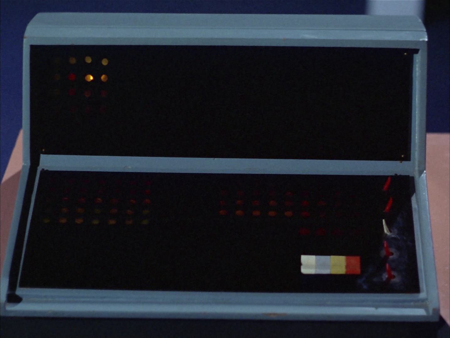 ariane179254_StarTrek_2x14_WolfInTheFold_2369.jpg