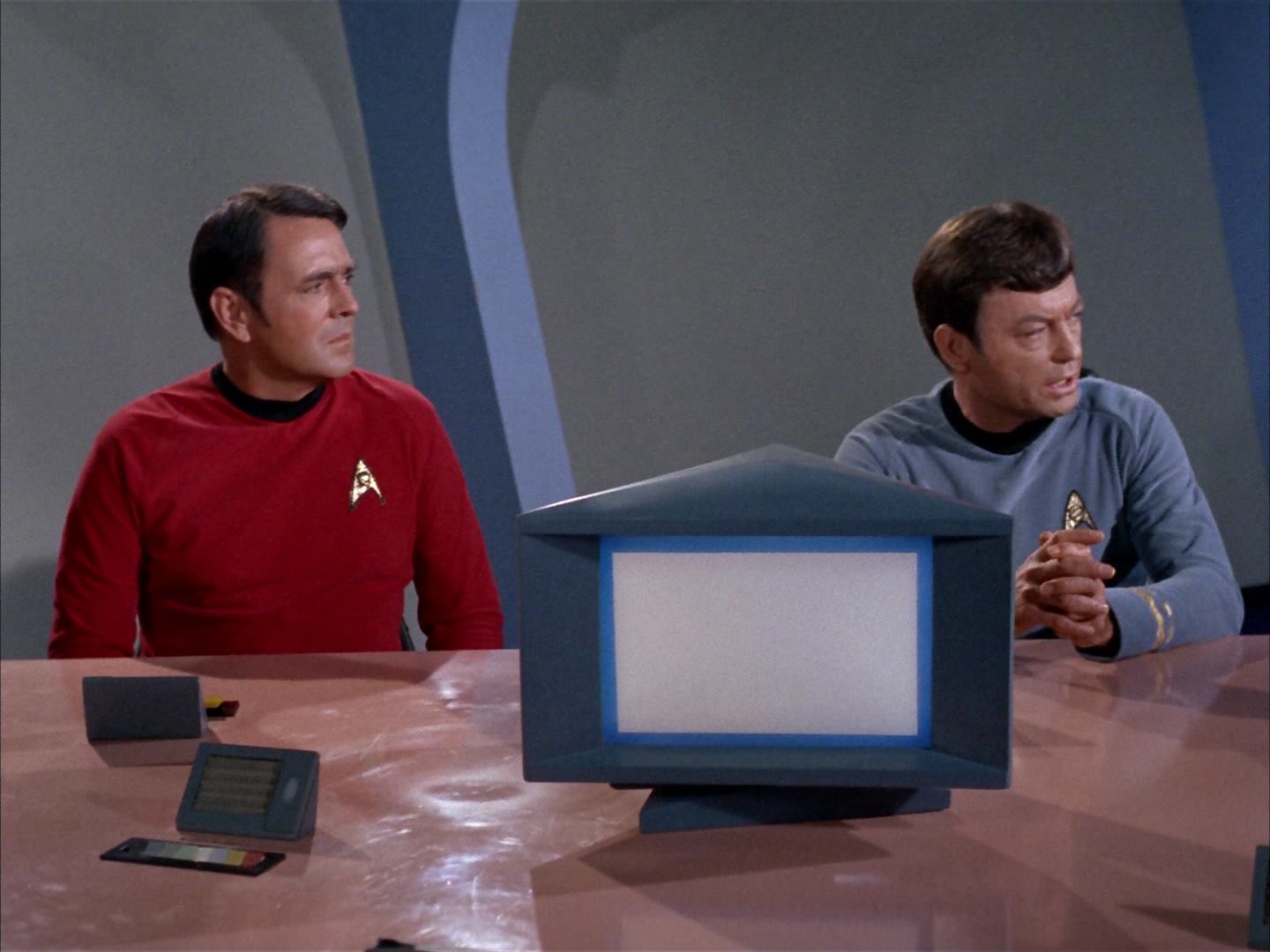 ariane179254_StarTrek_2x14_WolfInTheFold_2437.jpg