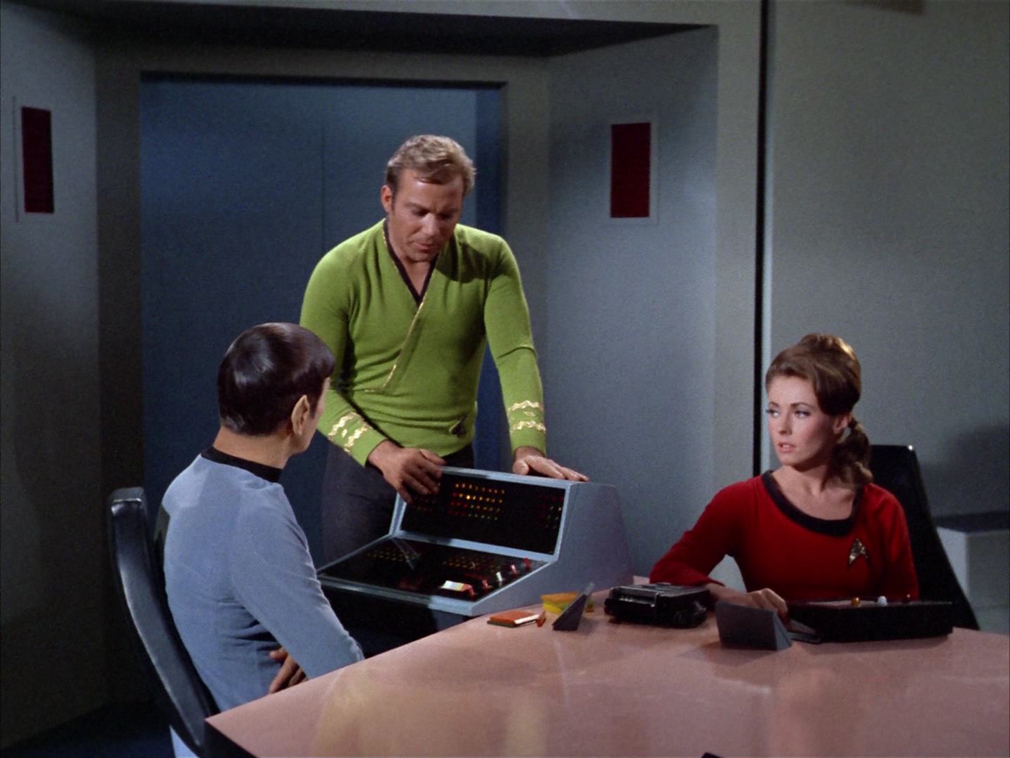 ariane179254_StarTrek_2x14_WolfInTheFold_2489.jpg