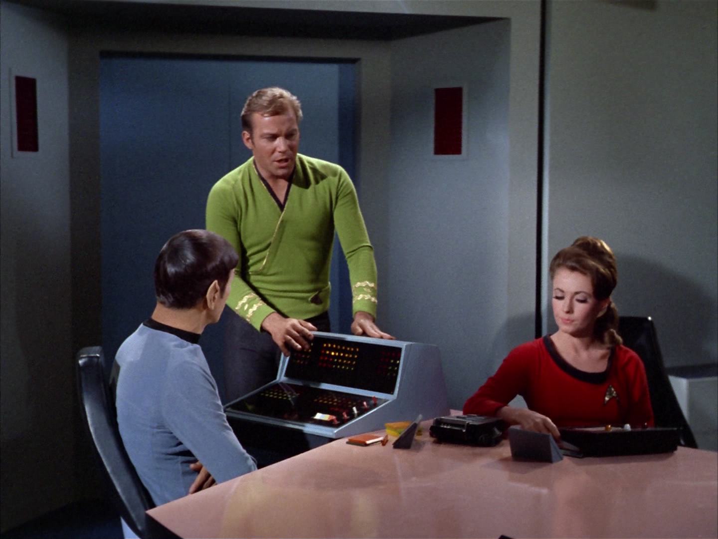 ariane179254_StarTrek_2x14_WolfInTheFold_2490.jpg