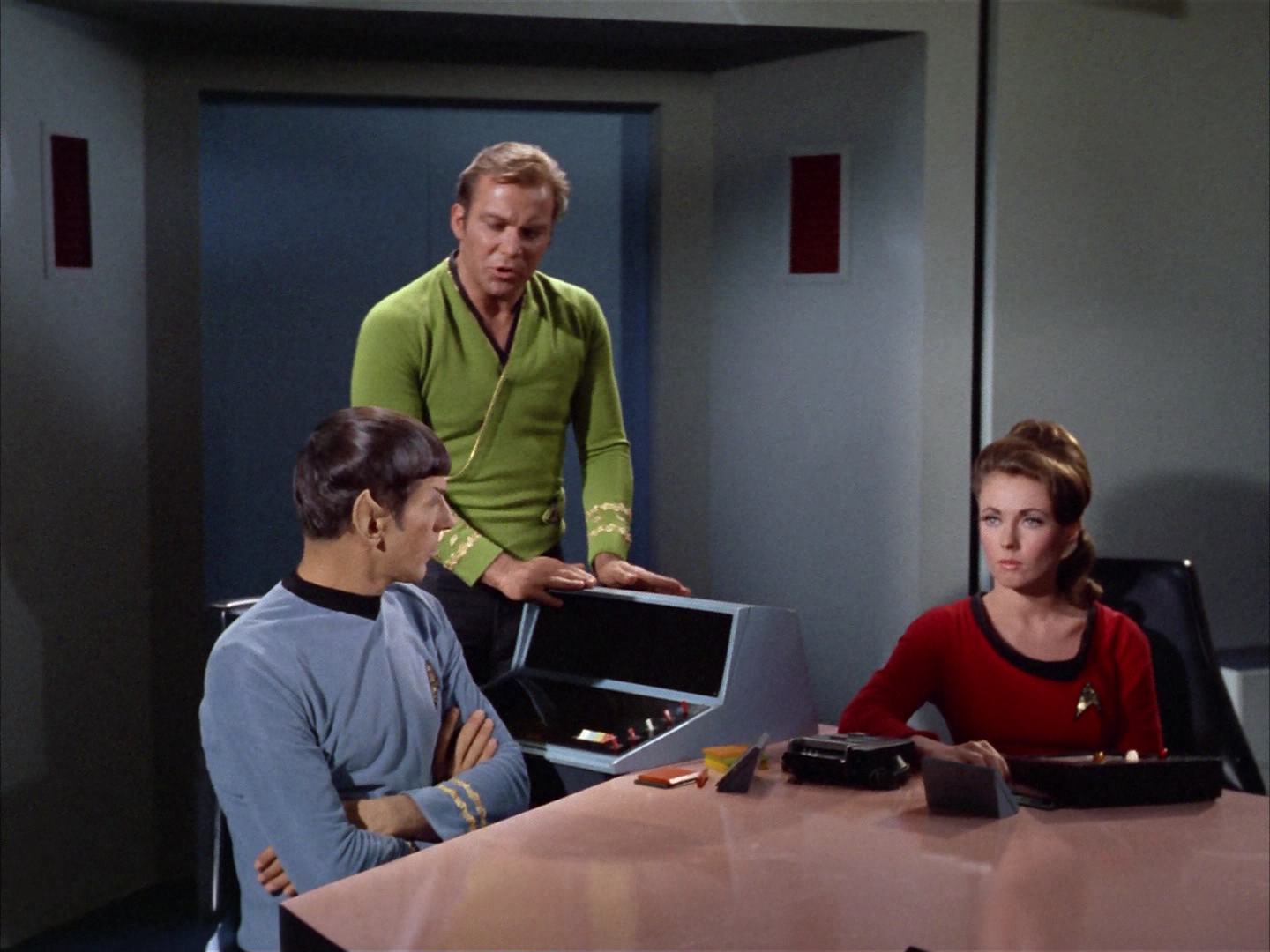 ariane179254_StarTrek_2x14_WolfInTheFold_2662.jpg