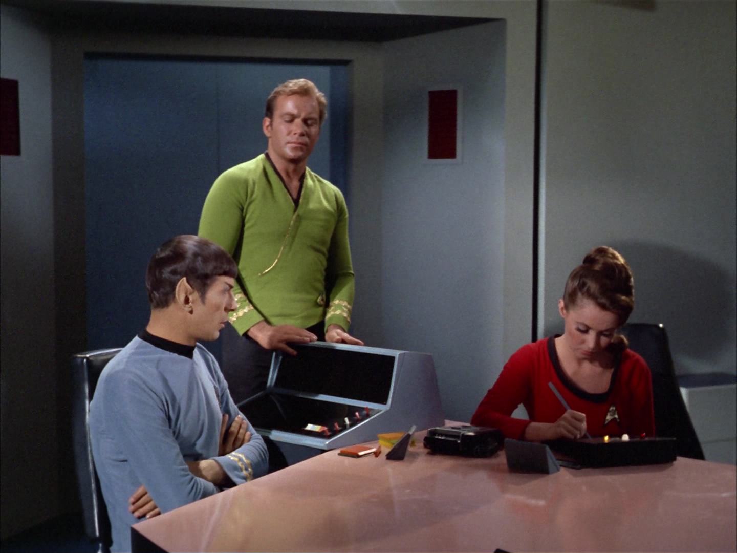 ariane179254_StarTrek_2x14_WolfInTheFold_2671.jpg