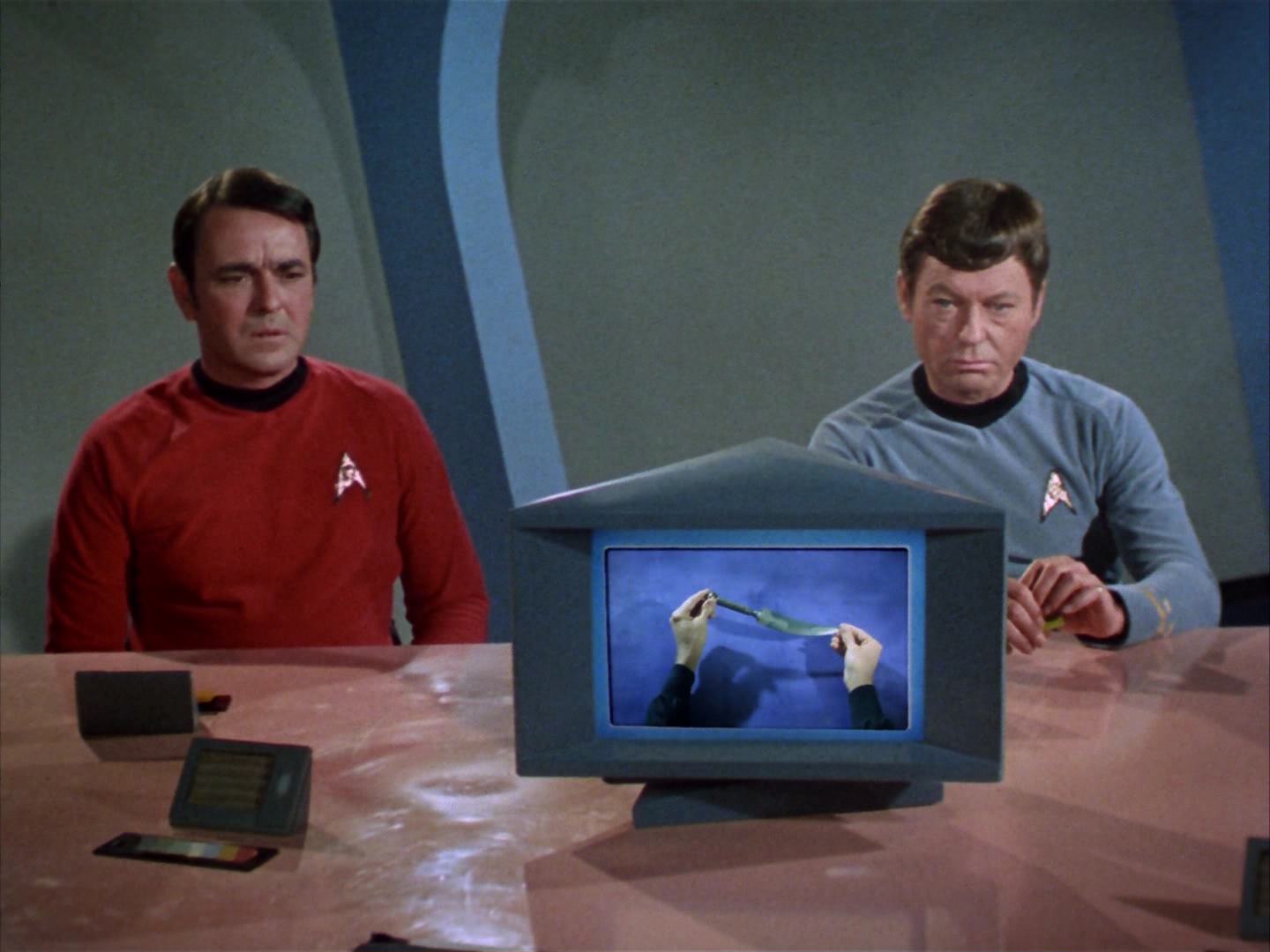 ariane179254_StarTrek_2x14_WolfInTheFold_2679.jpg
