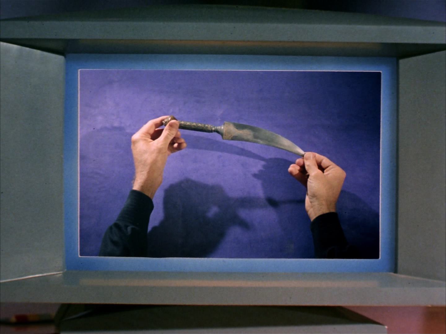 ariane179254_StarTrek_2x14_WolfInTheFold_2693.jpg