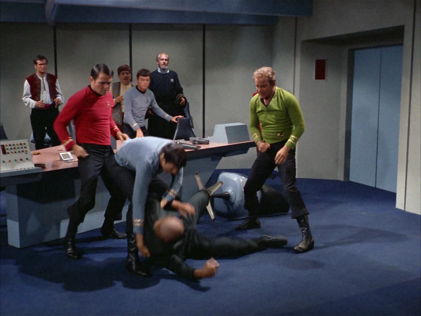 ariane179254_StarTrek_2x14_WolfInTheFold_2717.jpg