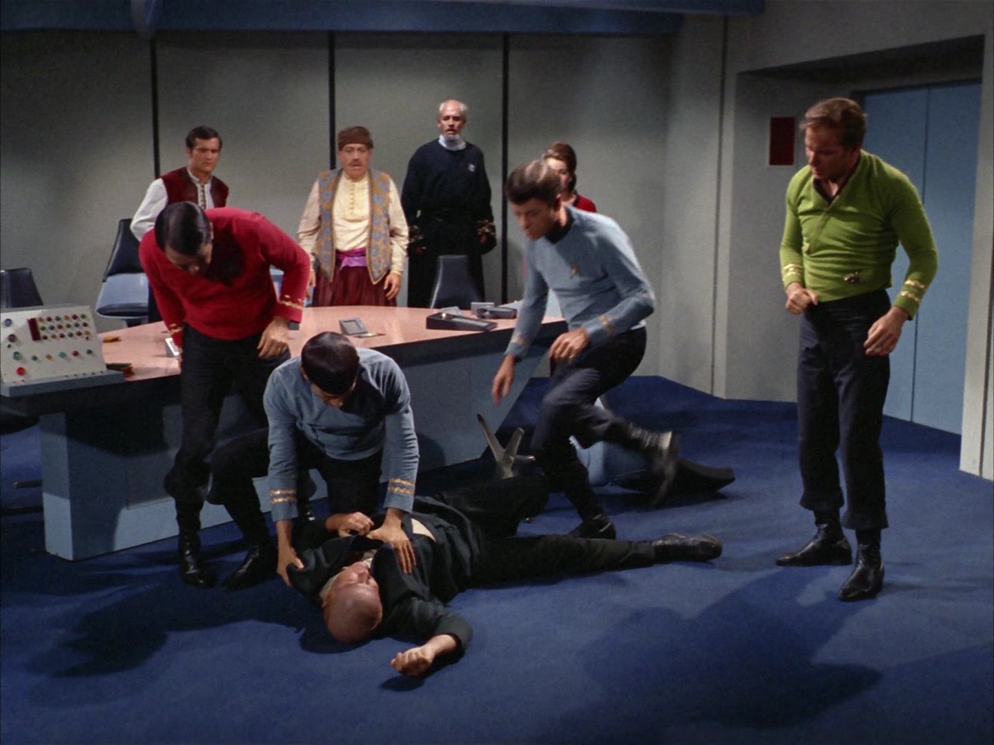 ariane179254_StarTrek_2x14_WolfInTheFold_2721.jpg