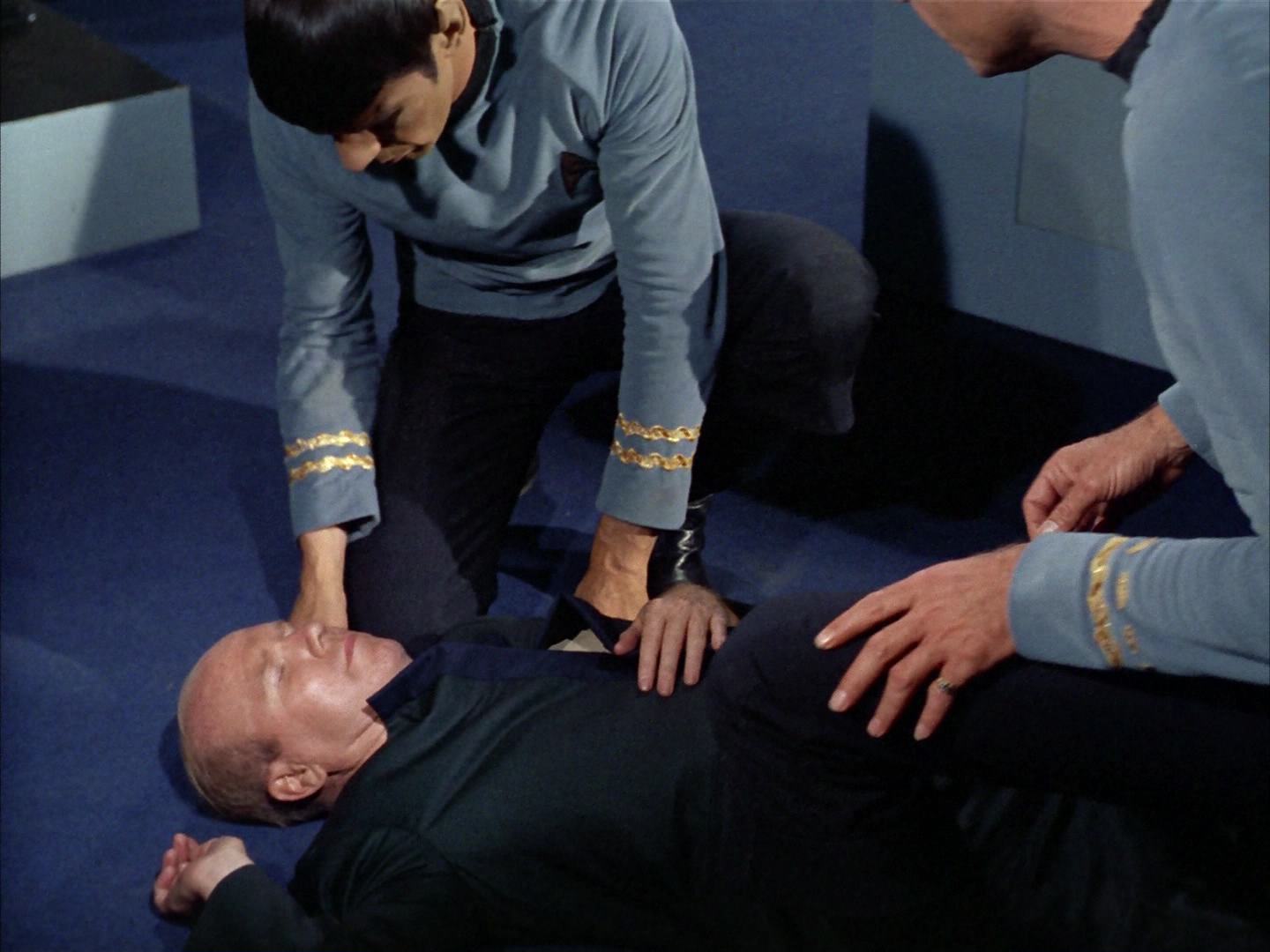 ariane179254_StarTrek_2x14_WolfInTheFold_2722.jpg