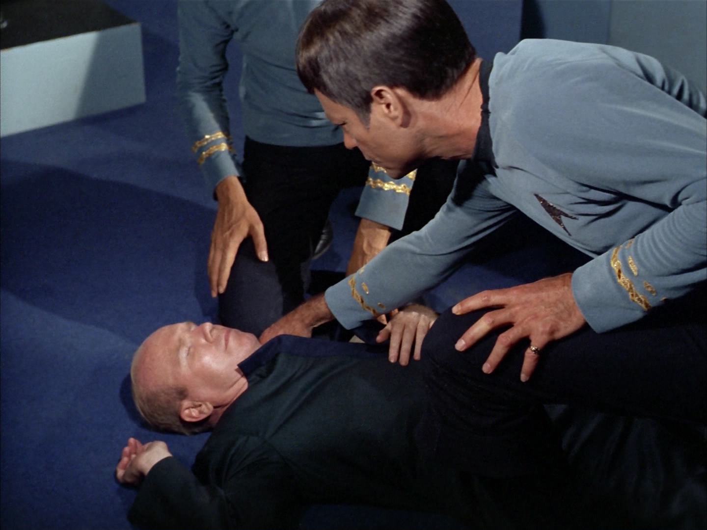 ariane179254_StarTrek_2x14_WolfInTheFold_2726.jpg