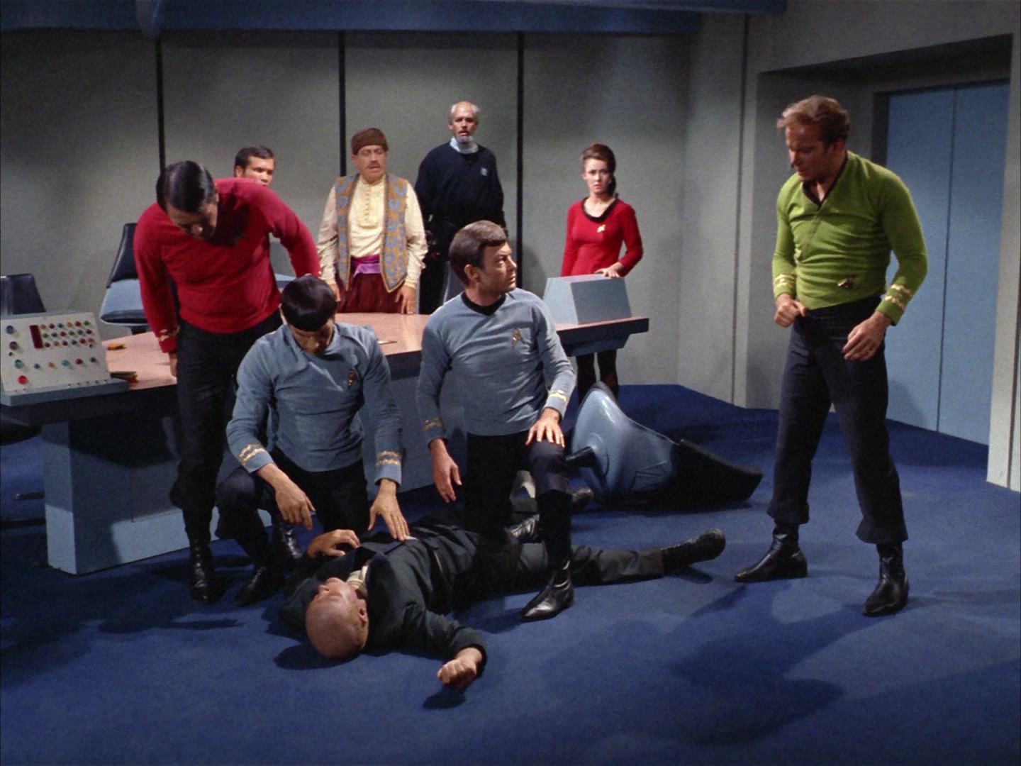 ariane179254_StarTrek_2x14_WolfInTheFold_2732.jpg