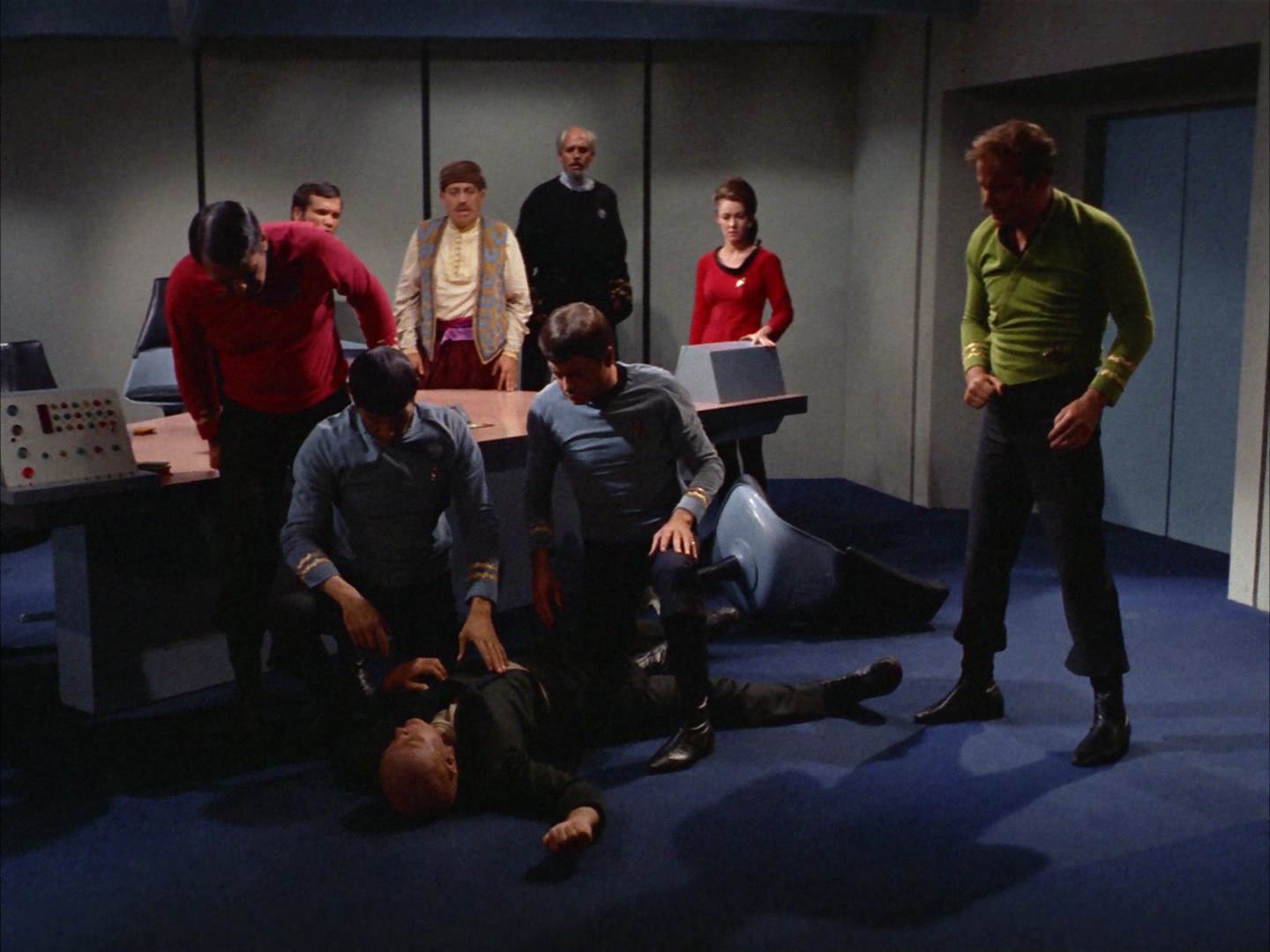 ariane179254_StarTrek_2x14_WolfInTheFold_2734.jpg