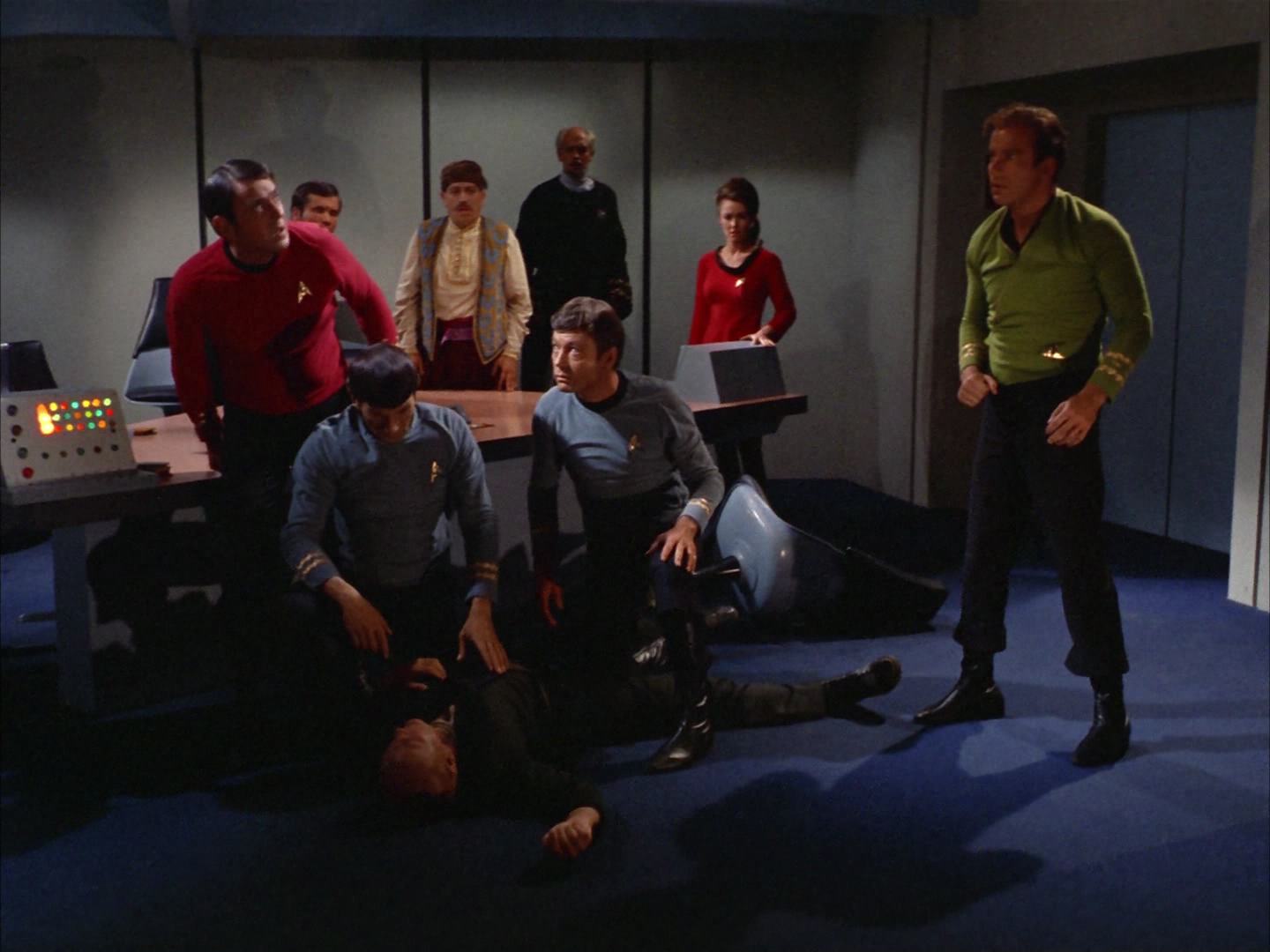ariane179254_StarTrek_2x14_WolfInTheFold_2735.jpg