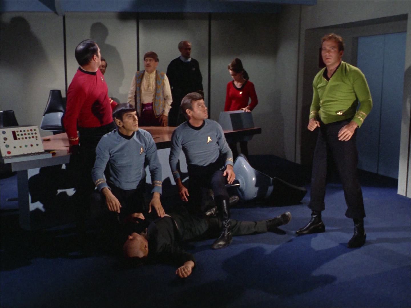 ariane179254_StarTrek_2x14_WolfInTheFold_2736.jpg