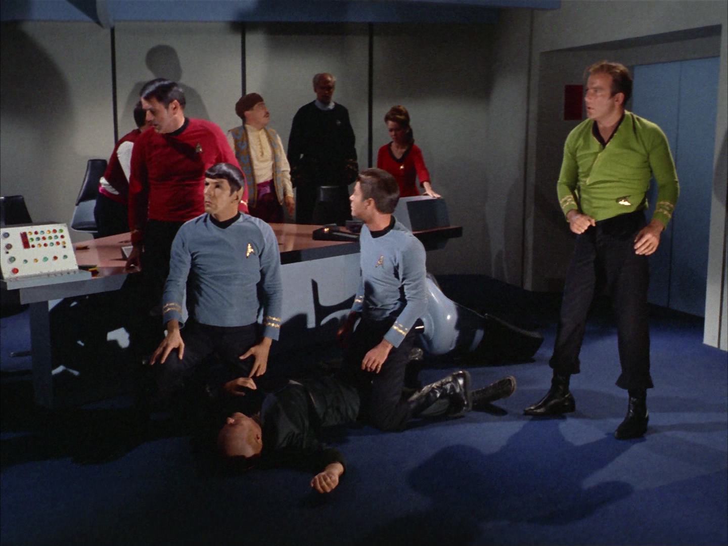 ariane179254_StarTrek_2x14_WolfInTheFold_2738.jpg