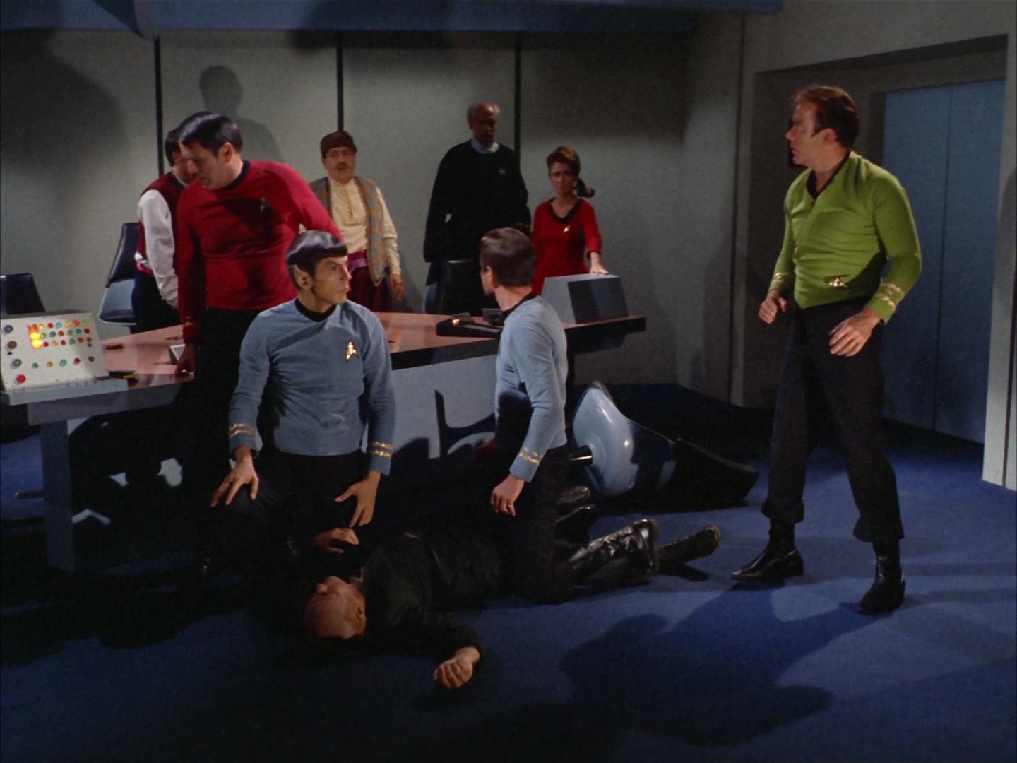 ariane179254_StarTrek_2x14_WolfInTheFold_2739.jpg