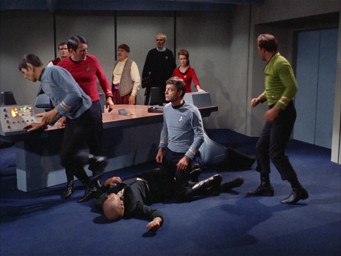 ariane179254_StarTrek_2x14_WolfInTheFold_2741.jpg