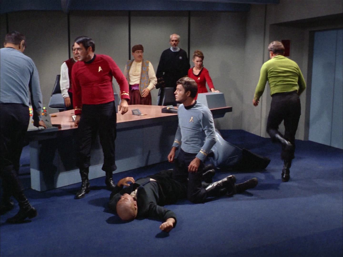 ariane179254_StarTrek_2x14_WolfInTheFold_2742.jpg