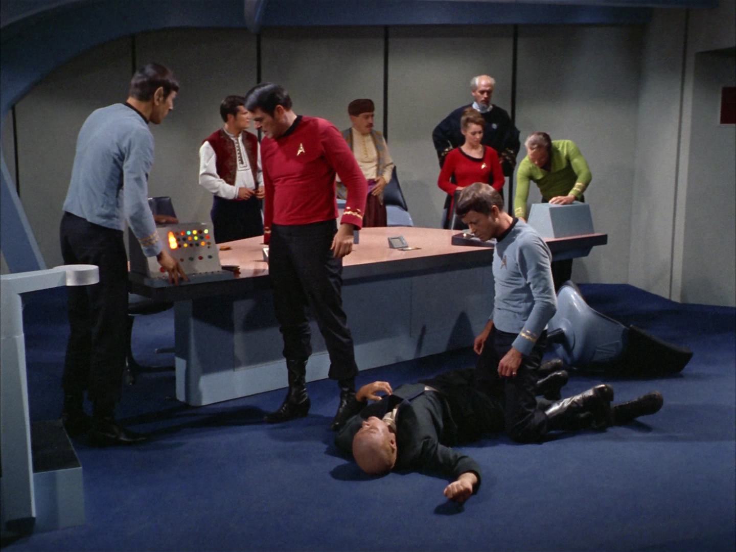 ariane179254_StarTrek_2x14_WolfInTheFold_2746.jpg
