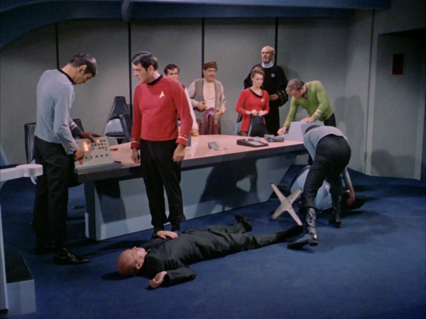 ariane179254_StarTrek_2x14_WolfInTheFold_2766.jpg