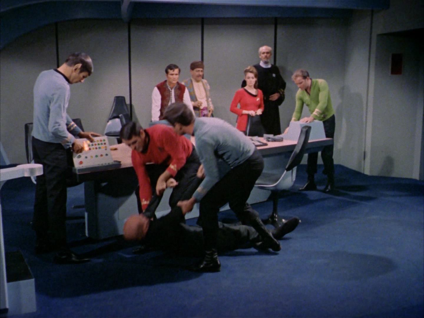 ariane179254_StarTrek_2x14_WolfInTheFold_2770.jpg