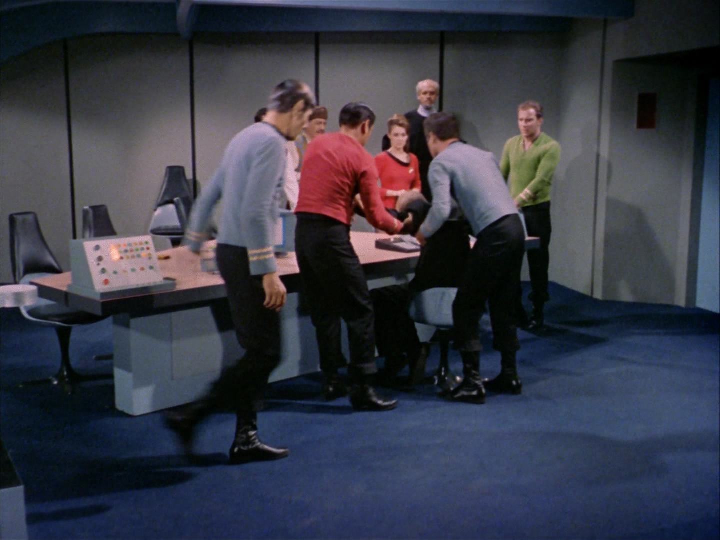 ariane179254_StarTrek_2x14_WolfInTheFold_2772.jpg