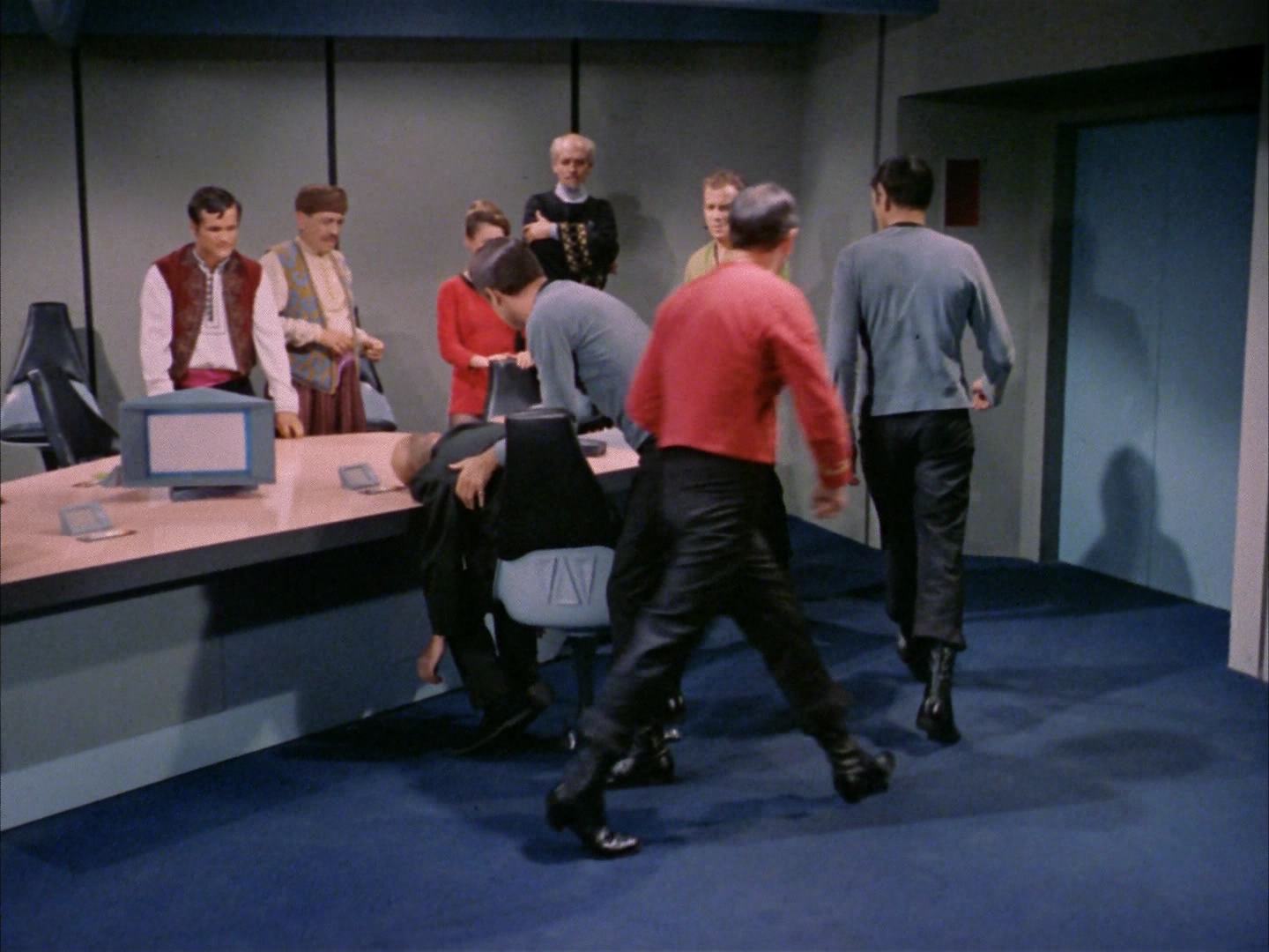 ariane179254_StarTrek_2x14_WolfInTheFold_2774.jpg