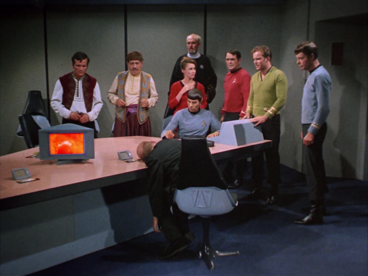 ariane179254_StarTrek_2x14_WolfInTheFold_2794.jpg