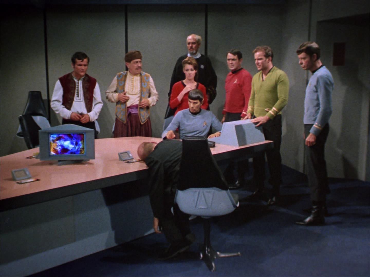 ariane179254_StarTrek_2x14_WolfInTheFold_2795.jpg