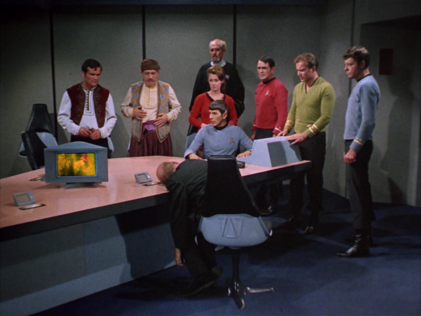 ariane179254_StarTrek_2x14_WolfInTheFold_2802.jpg