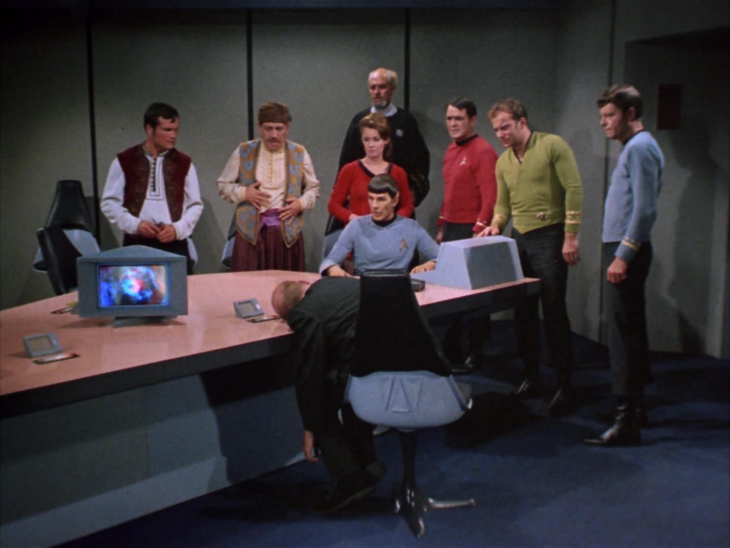 ariane179254_StarTrek_2x14_WolfInTheFold_2805.jpg