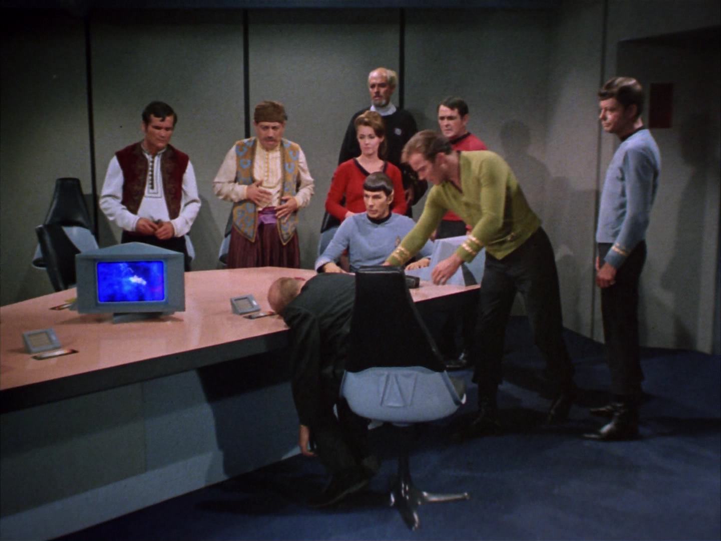 ariane179254_StarTrek_2x14_WolfInTheFold_2807.jpg
