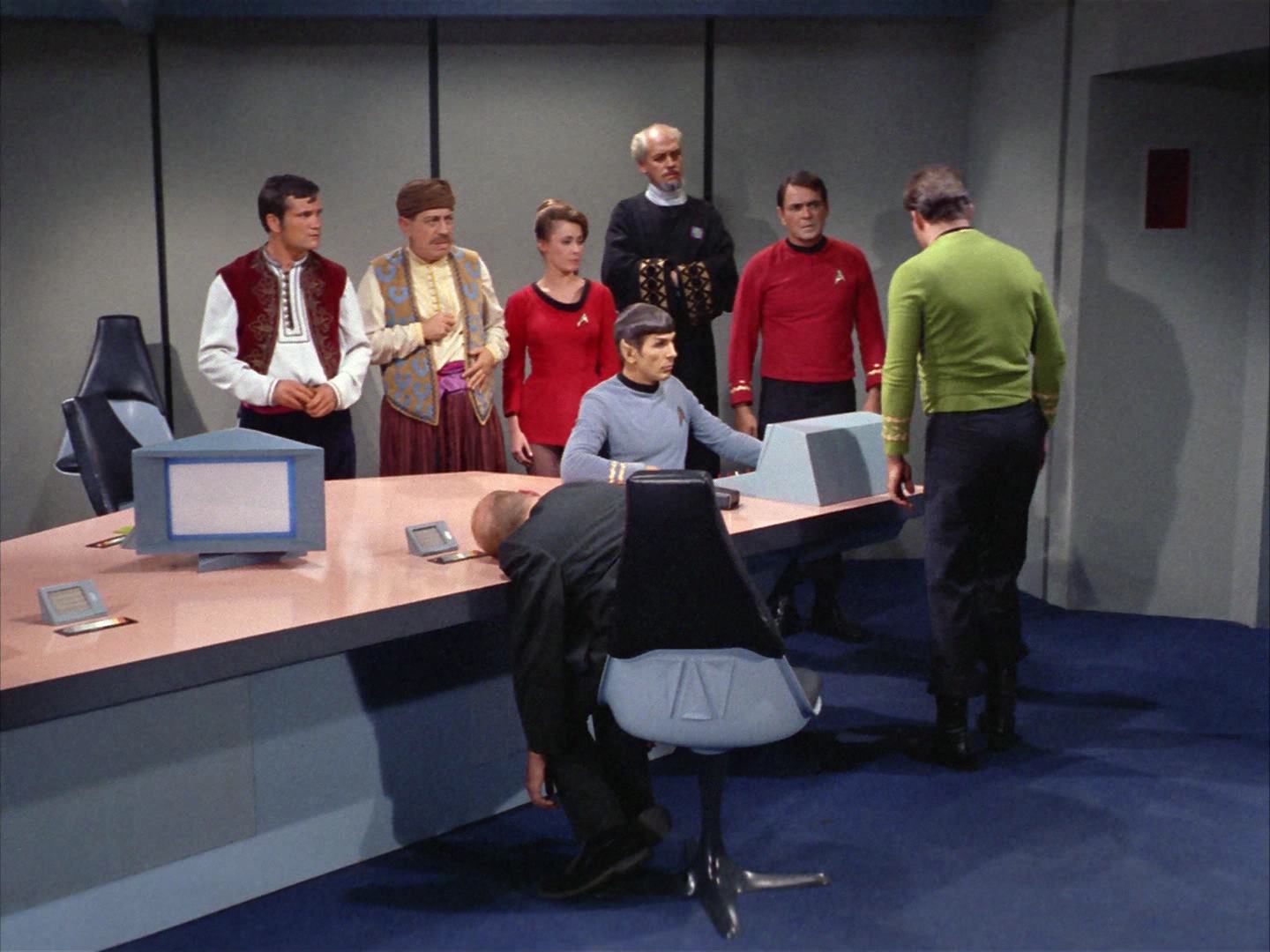 ariane179254_StarTrek_2x14_WolfInTheFold_2840.jpg