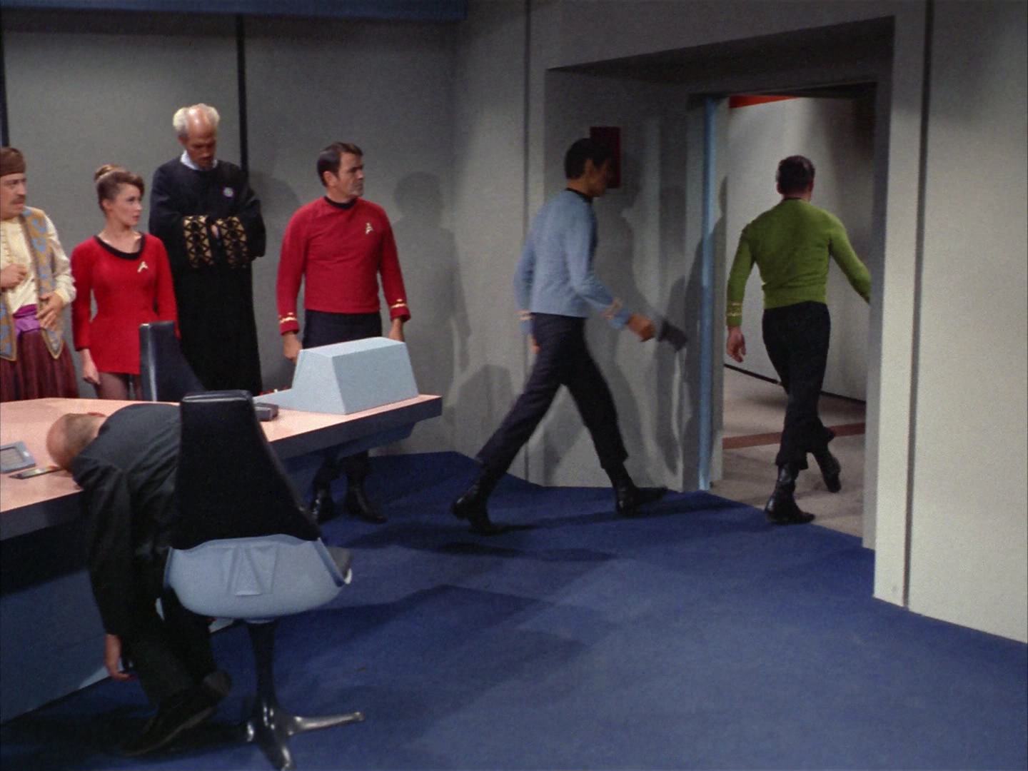 ariane179254_StarTrek_2x14_WolfInTheFold_2842.jpg