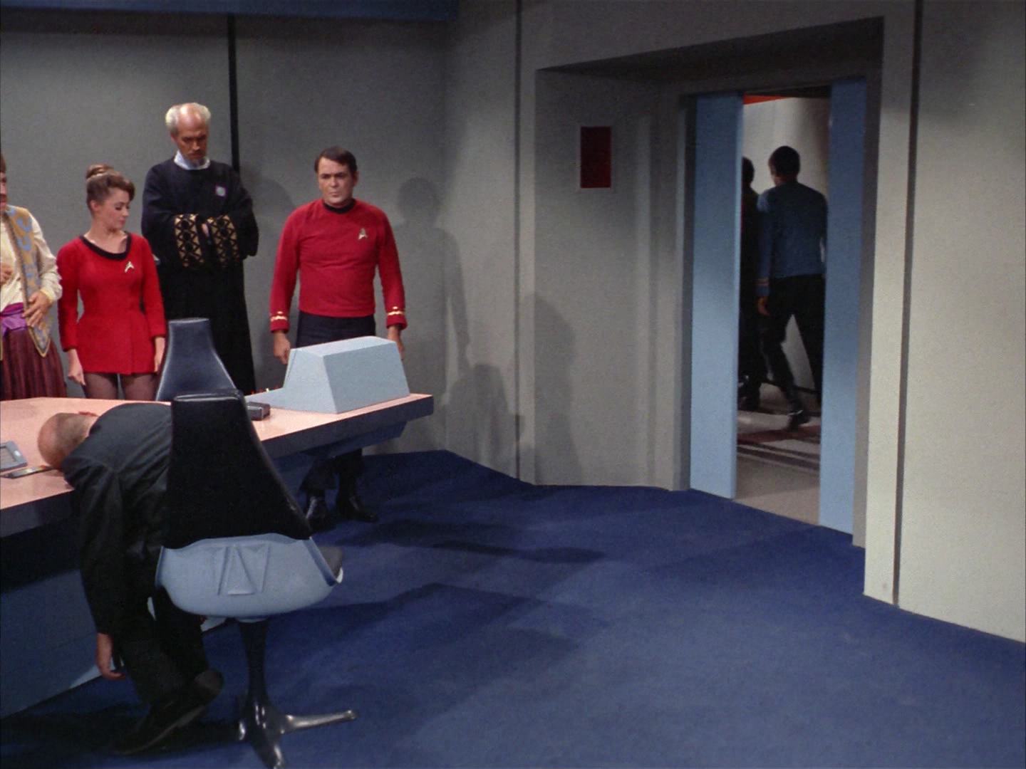 ariane179254_StarTrek_2x14_WolfInTheFold_2844.jpg