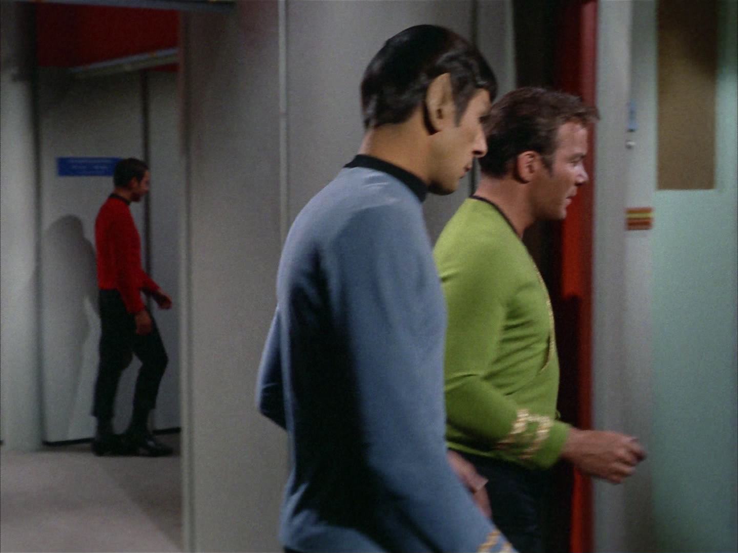ariane179254_StarTrek_2x14_WolfInTheFold_2861.jpg