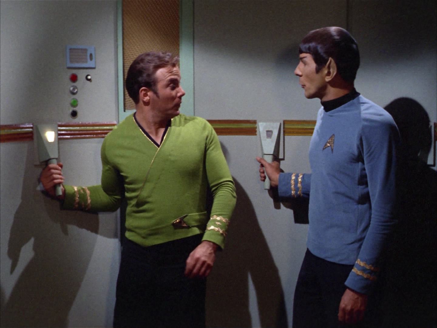 ariane179254_StarTrek_2x14_WolfInTheFold_2872.jpg