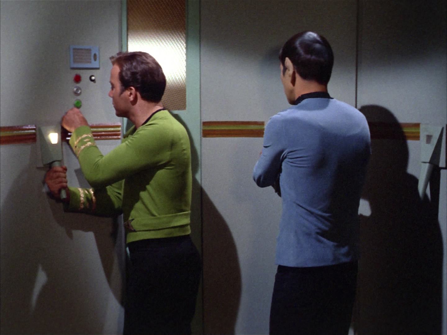 ariane179254_StarTrek_2x14_WolfInTheFold_2874.jpg