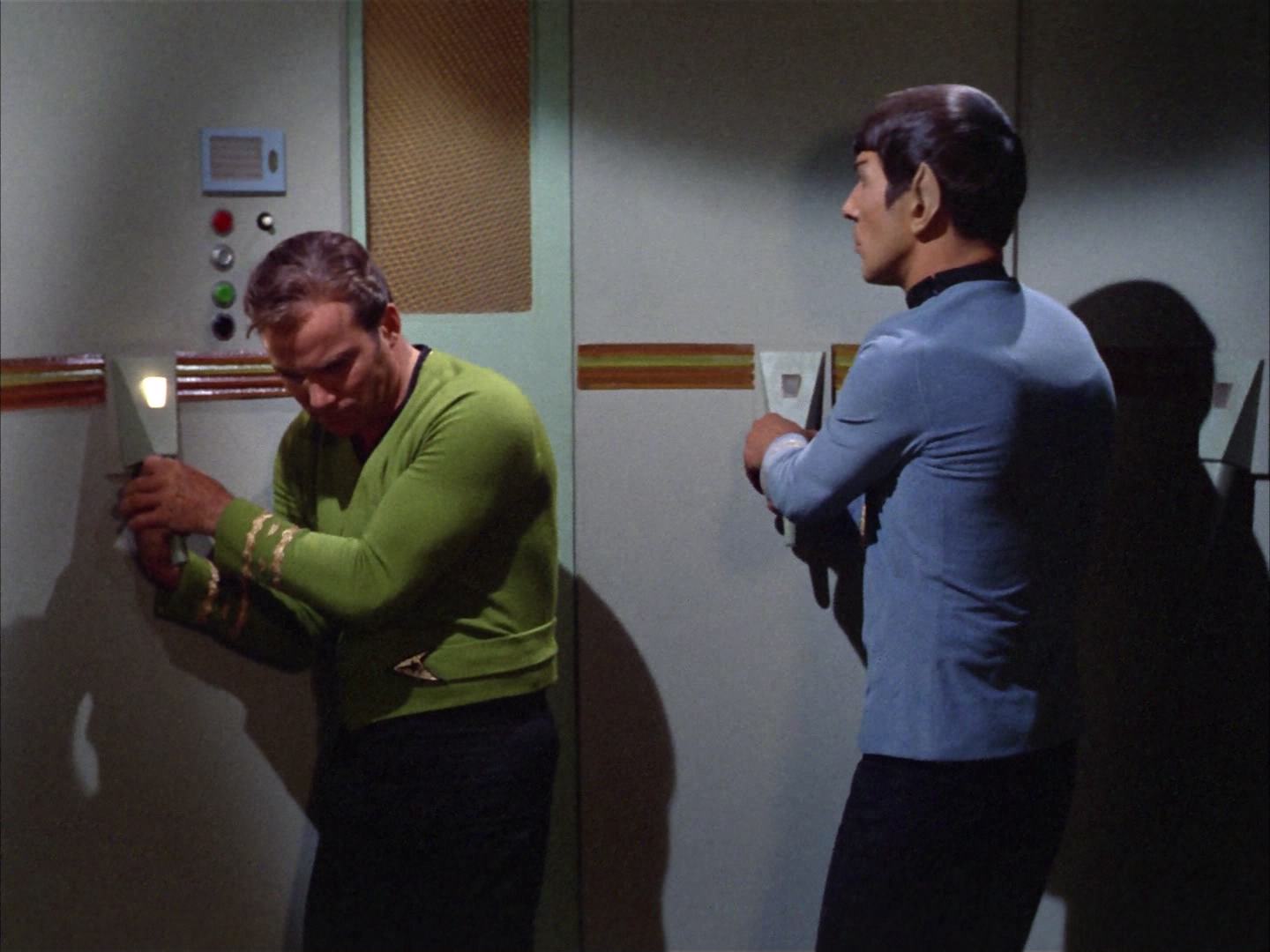 ariane179254_StarTrek_2x14_WolfInTheFold_2876.jpg