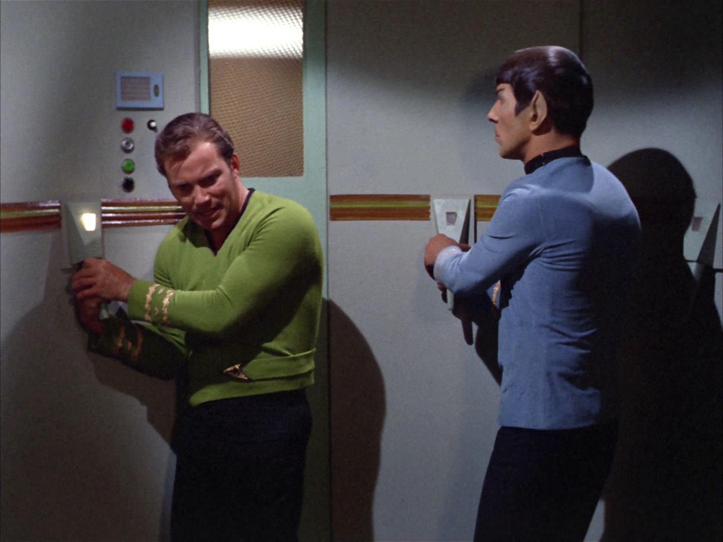 ariane179254_StarTrek_2x14_WolfInTheFold_2878.jpg