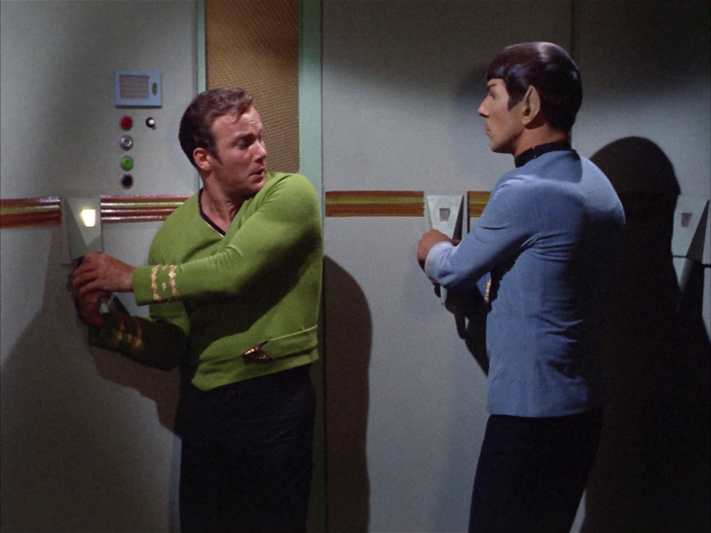 ariane179254_StarTrek_2x14_WolfInTheFold_2879.jpg