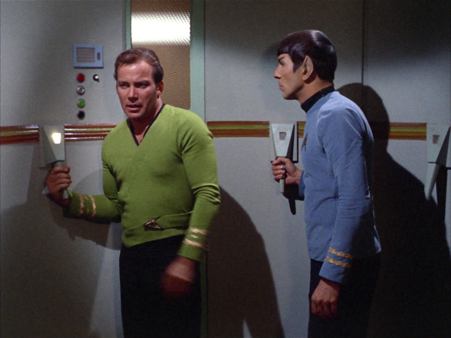 ariane179254_StarTrek_2x14_WolfInTheFold_2881.jpg