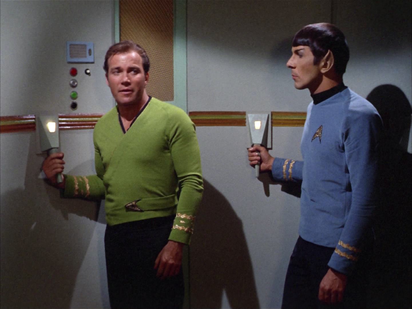 ariane179254_StarTrek_2x14_WolfInTheFold_2886.jpg