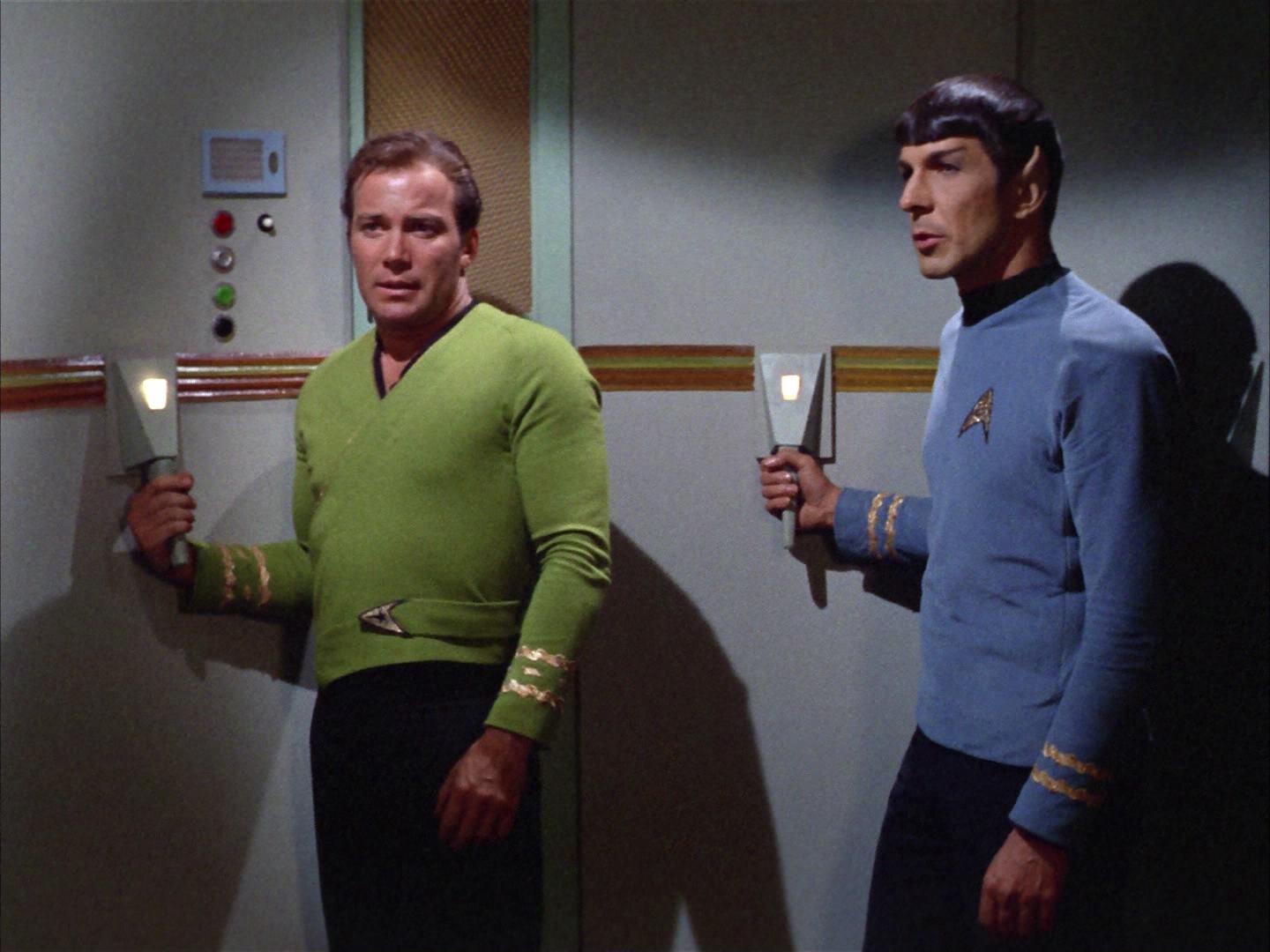 ariane179254_StarTrek_2x14_WolfInTheFold_2889.jpg