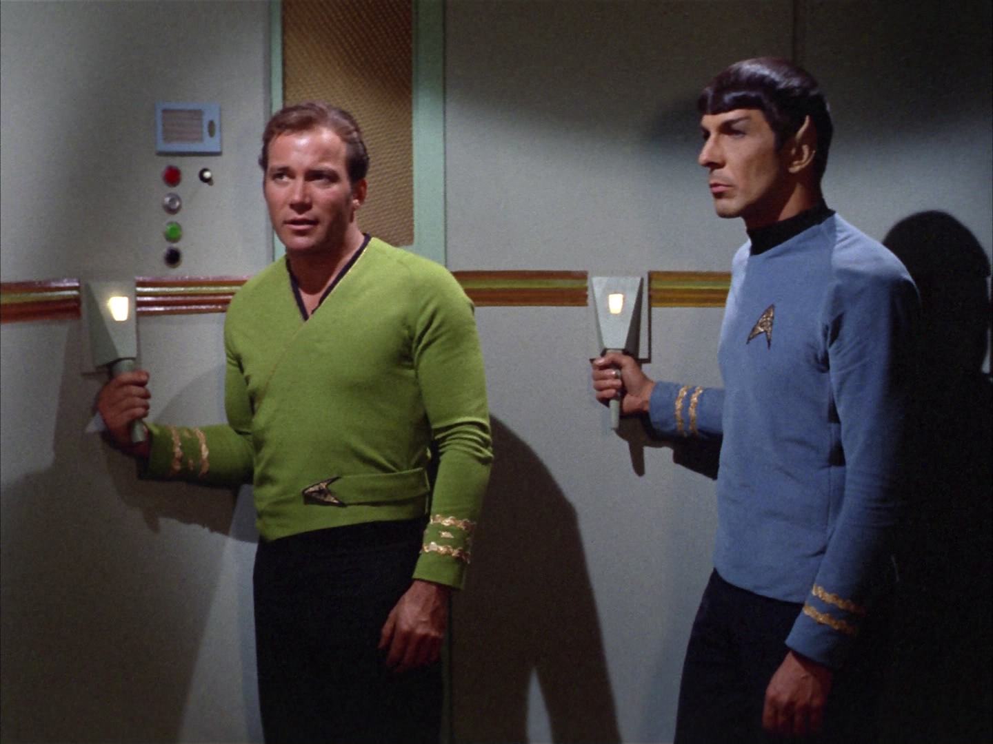 ariane179254_StarTrek_2x14_WolfInTheFold_2892.jpg