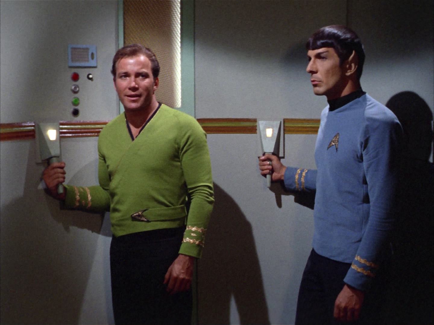 ariane179254_StarTrek_2x14_WolfInTheFold_2893.jpg