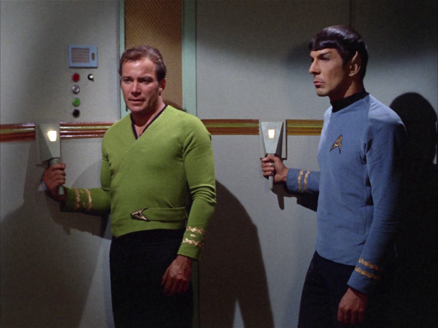 ariane179254_StarTrek_2x14_WolfInTheFold_2895.jpg