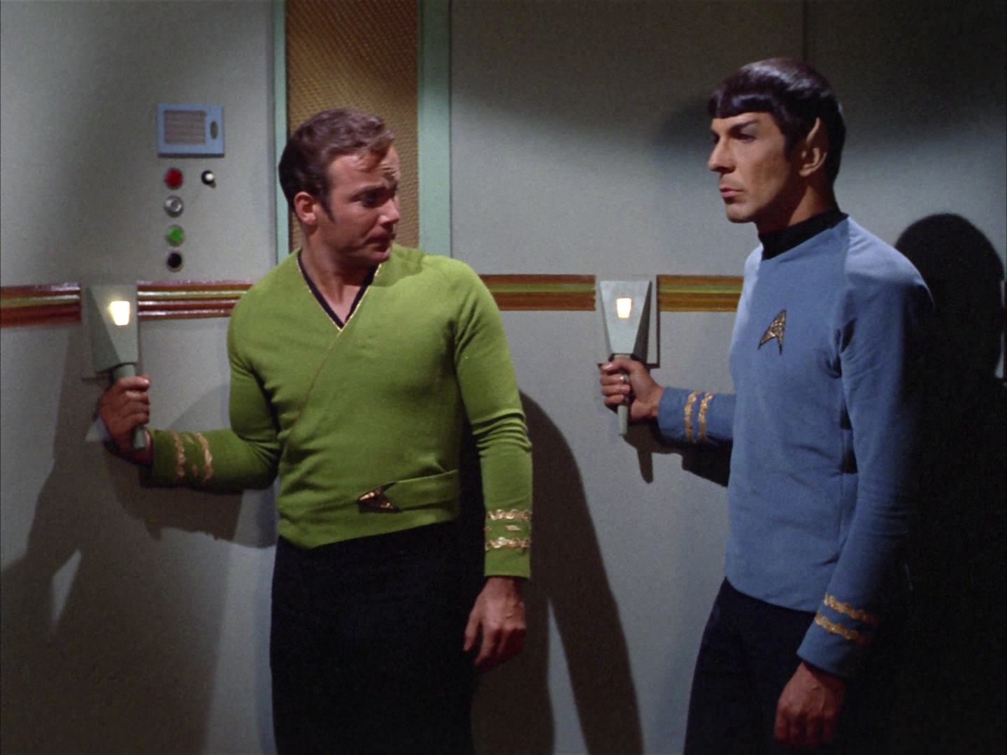 ariane179254_StarTrek_2x14_WolfInTheFold_2896.jpg