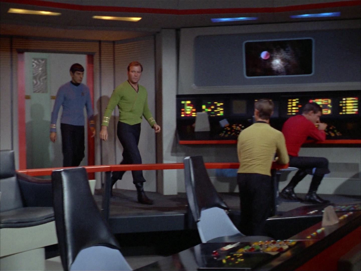 ariane179254_StarTrek_2x14_WolfInTheFold_2899.jpg