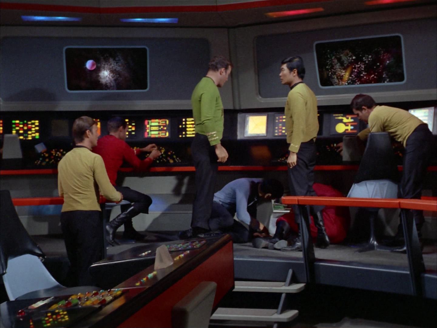 ariane179254_StarTrek_2x14_WolfInTheFold_2904.jpg